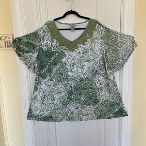 Catherines size 5x green and white tunic with green embroidery detail in front